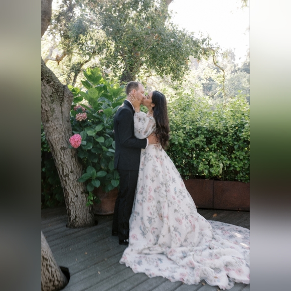 Monique Lhuillier Wedding Dress - Picture 3 of 16